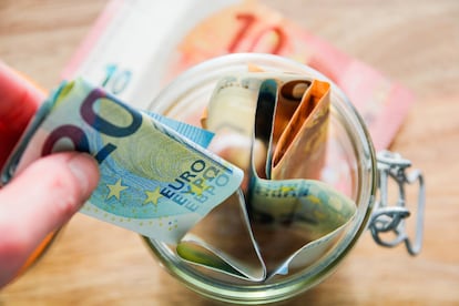 El miserable es el que ha perdido la relación sana con el dinero y vive esclavo de él a expensas de un consumo que nunca llega.