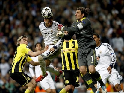 Sergio Ramos cabecea ante el meta Weidenfeller.