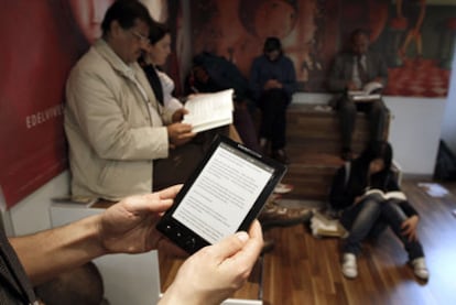 El libro electrónico y el de papel, compartiendo protagonismo en una gran librería de Madrid.