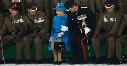 La reina Isabel II de Inglaterra, en la ceremonia para presentar los nuevos colores a la Royal Welsh Guard, en Cardiff (Gales).