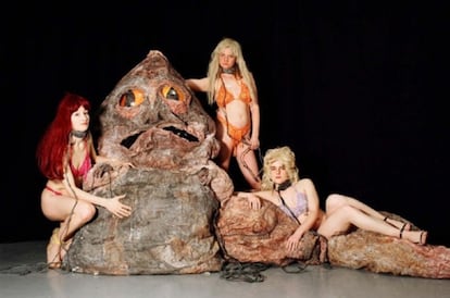 Hay los fans que se lo curran y luego están los fans... De entre los espantosos top ten de los peores 'cosplays' de la galaxia, rescatamos este Jabba el Hut con su lupanar ligerito de ropa a la altura de los memes de Belén Esteban. Maravillosamente horrible.