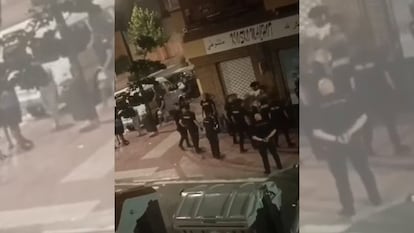 Imagen del vídeo grabado por un vecino de Valladolid de la supuesta agresión de varios policías a un grupo de ciudadanos magrebíes.