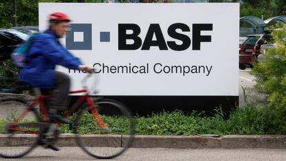 Un ciclista pasa ante una planta de Basf.
