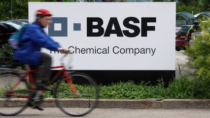 Un ciclista pasa ante una planta de Basf. 