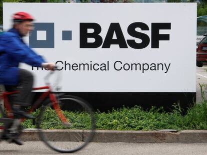 Un ciclista pasa ante una planta de Basf. 