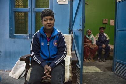 Neha Kumari posa en su humilde casa de la capital india con sus padres a la espera en la habitación contigua.
