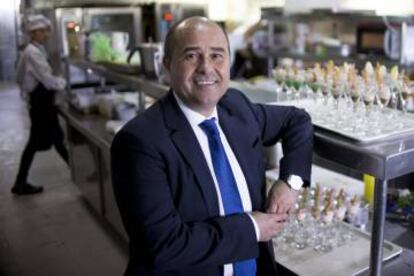 Antonio Martín Arjona, director adjunto del Grupo Abades, en la cocina de uno de sus restaurantes en Sevilla.