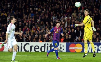 Leo Messi eleva el bal&oacute;n ante la salida del portero en el primero de los goles que anot&oacute; ante el Bayer Leverkusen