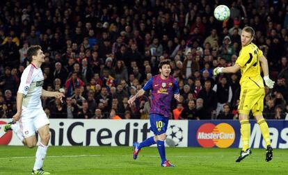 Leo Messi eleva el balón ante la salida del portero en el primero de los goles que anotó ante el Bayer Leverkusen