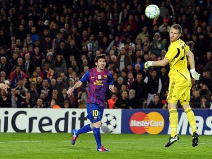 Leo Messi eleva el bal&oacute;n ante la salida del portero en el primero de los goles que anot&oacute; ante el Bayer Leverkusen