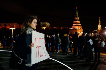 Una mujer sostiene un cartel que dice "No" en una protesta cerca de la Duma contra la reforma constitucional, este martes en Moscú.