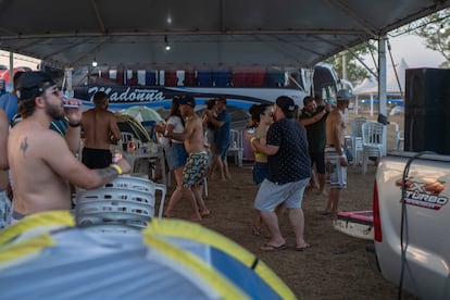 En el mes de agosto la comunidad brasileña de Barretos celebra el 'festival de los vaqueros' uno de los eventos más grandes del mundo, en el que se llevan a cabo exposiciones ganaderas, rodeos y conciertos nocturnos. En la imagen, un grupo de amigos baila en el área de acampar del lugar.