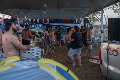 In the month of August, the Brazilian community of Barretos celebrates the Rodeo Festival – one of the largest events in the world – in which livestock exhibitions, rodeos and nightly concerts are held. In this image, a group of friends dances in the campgrounds. 