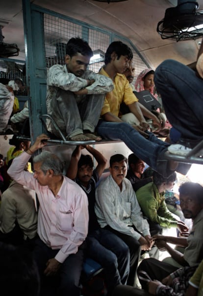 Varios hombres viajan en un tren camino de Nueva Delhi (India).