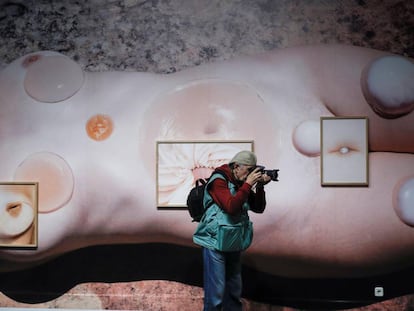 Un hombre fotografía la obra de Prue Stent & Honey Long (Australia, 1993) en la exposición 'Gran final mundial', de PHotoEspaña 2018.