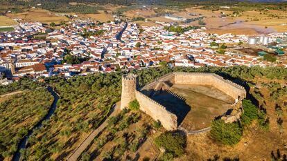 Vista aérea del castillo de Alanis, provincia de Sevilla, Andalucía