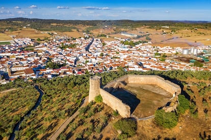 Vista aérea del castillo de Alanis, provincia de Sevilla, Andalucía