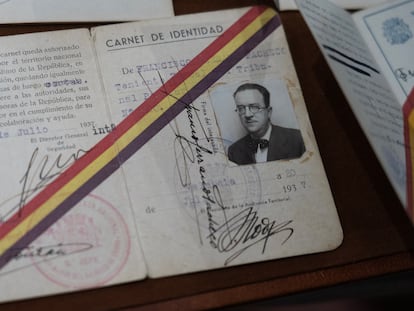 Documentación de Francisco Serrano, padre de Fernando Serrano Migallón.