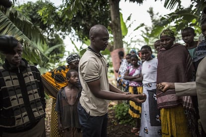 Una sesión de evaluación de los suelos con los miembros de las escuelas de campo de Kirushiya (Tanzania). A través de estas evaluaciones sobre el terreno, para las que solo hace falta usar un cuchillo, los agricultores rurales conocer la salud de los suelos y su humedad sin recurrir a caros exámanes en laboratorio. La idea es que cualquier formación sea adaptada al terreno y las condiciones de cada lugar, y que los agricultores no sean meros oyentes, sino que participen, experimenten e intercambien para ir generando conocimiento e innovación agrícola específica para cada entorno.