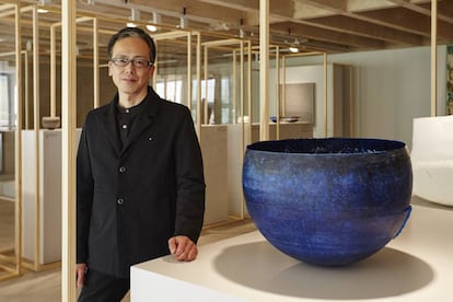 Yoshiaki Kojiro junto a su obra 'Structural Blue'.