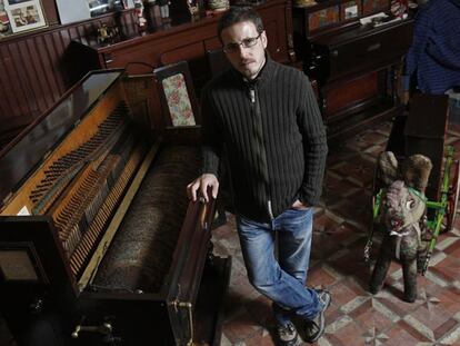 Fernando Ochoa, en la tienda de la Carrera de San Francisco donde conserva los ocho organillos de su colección.