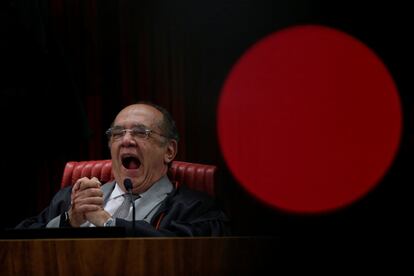 O presidente do TSE, Ministro Gilmar Mendes, boceja durante o julgamento na noite de terça-feira. 