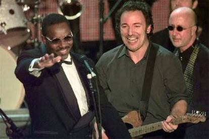 Wilson Pickett saluda tras un concierto con Bruce Springsteen en 1999.