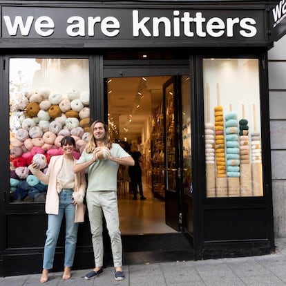 Los fundadores y dueños de We Are Knitters, Pepita Marín y Alberto Bravo, en la puerta de la nueva tienda en la calle Fuencarral.