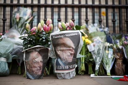 Portadas de periódicos con la imagen del príncipe Felipe de Edimburgo, esposo de la reina Isabel II, en el palacio de Buckingham, el viernes. Buckingham no anunció los detalles de su funeral. Se sabe, sin embargo, que de acuerdo con sus deseos de simplicidad, y debido a la pandemia que ha golpeado duramente al Reino Unido, no será un funeral de Estado.