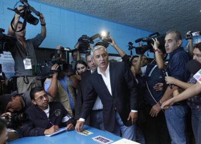 El candidato a la Presidencia de Guatemala Otto Pérez Molina deposita su voto.