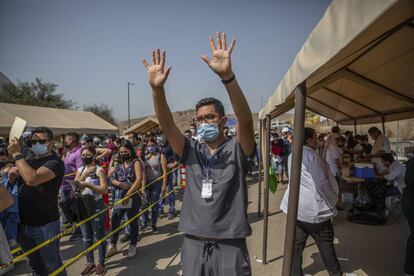 La vacunación masiva contra la covid-19 en Tijuana ha llegado ya a las personas de entre 18 y 39 años. La Secretaría de Salud del Estado estableció seis puntos de vacunación en la ciudad, en modalidad vehicular y peatonal.