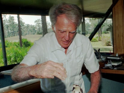 Bill Haast juega con una cobra, en una imagen de 1996.