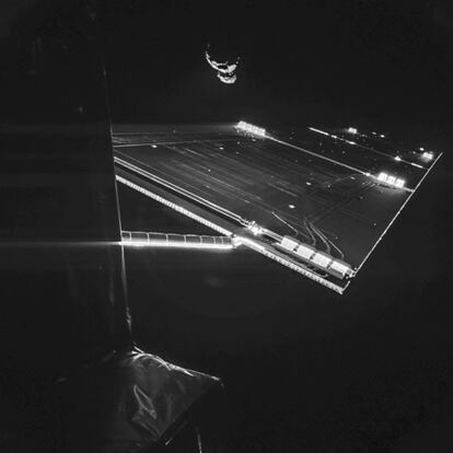 Um 'selfie' da Rosetta a 16 quilômetros do cometa. A foto foi feita em 7 de outubro e nela se vê, além do 67P, um dos painéis solares de 14 metros da nave que transportou a sonda.