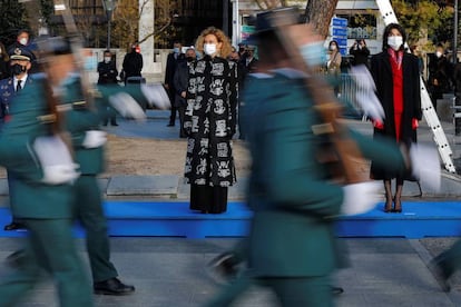 Las presidentas del Congreso y Senado, Meritxell Batet ( a la izquierda) y Pilar Llop, han presidido en la madrileña plaza de Colón el izado solemne de la bandera de España.