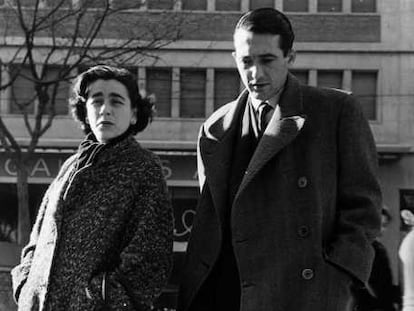Carmen Martín Gaite y Rafael Sánchez Ferlosio, en Barcelona en 1957.