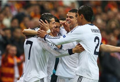 Los jugadores del Real Madrid celebran el 0 a 1.