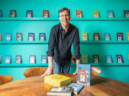 Jeff Kinney posa junto a algunas de sus obras, en el Hotel Condesa DF,  en Ciudad de México, el 5 de mayo del 2023.