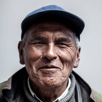 Juan Quispe, de 68 años, es masajista con 14 de experiencia. Los masajistas son expertos en aliviar el dolor y descontracturar músculos con varias técnicas, utilizando un ungüento de eucalipto y salvia (conocido como 'mentisan') o aceites de la zona.