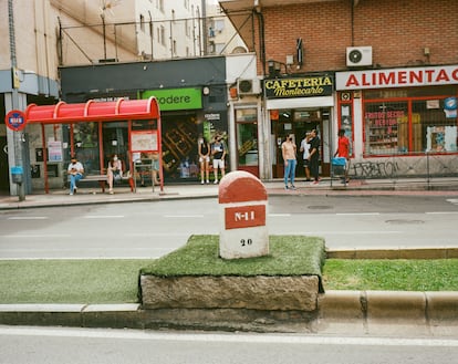 Mojón kilométrico original situado en una mediana de Torrejón en homenaje a la N-II.