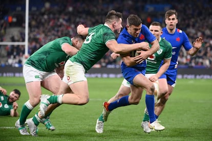 El irlandés Dan Sheehan intenta placar a Melvyn Jaminet durante el partido del Seis Naciones entre Francia e Irlanda