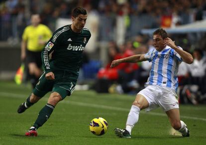 Ronaldo pelea el balón ante Joaquín.