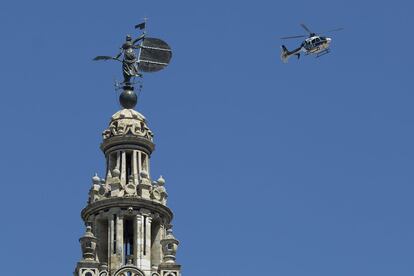 Un helicóptero de la Policía Nacional sobrevuela la Giralda en Sevilla.
