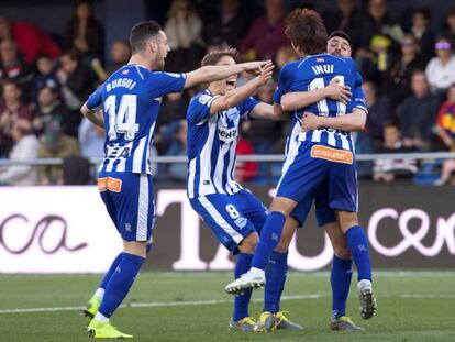 Los jugadores del Alavés celebran el 1-2.