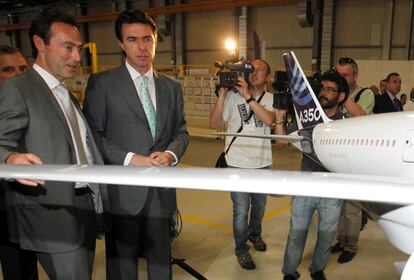José Manuel Soria (dcha), conversa con el presidente de Airbus, Fabrice Bregier, durante el acto de entrega del primer estabilizador horizontal del A-350 fabricado en España