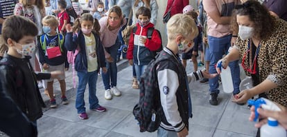 Inicio del curso escolar en el colegio Aldapeta Maria de San Sebastian.Niños de 1º y 2º de primaria.