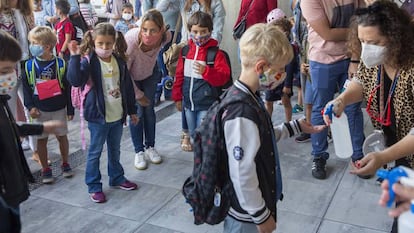 Inicio del curso escolar en el colegio Aldapeta Maria de San Sebastian.Niños de 1º y 2º de primaria.