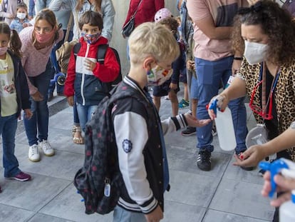 Inicio del curso escolar en el colegio Aldapeta Maria de San Sebastian.Niños de 1º y 2º de primaria.