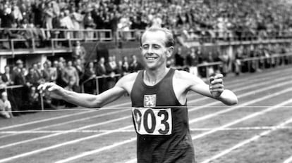 Zatopek se impone en una carrera de los Juegos Olímpicos de 1952.