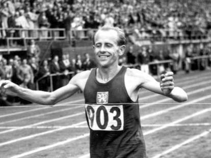 Zatopek se impone en una carrera de los Juegos Olímpicos de 1952.