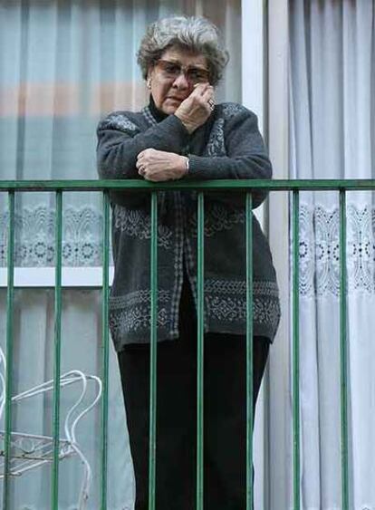Una mujer llora tras conocer la muerte de dos de sus vecinos.